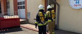 strażacy w trakcie ćwiczenia egzaminacyjnego z zakresu gaszenia pożarów wewnętrznych przy garażu jednostki