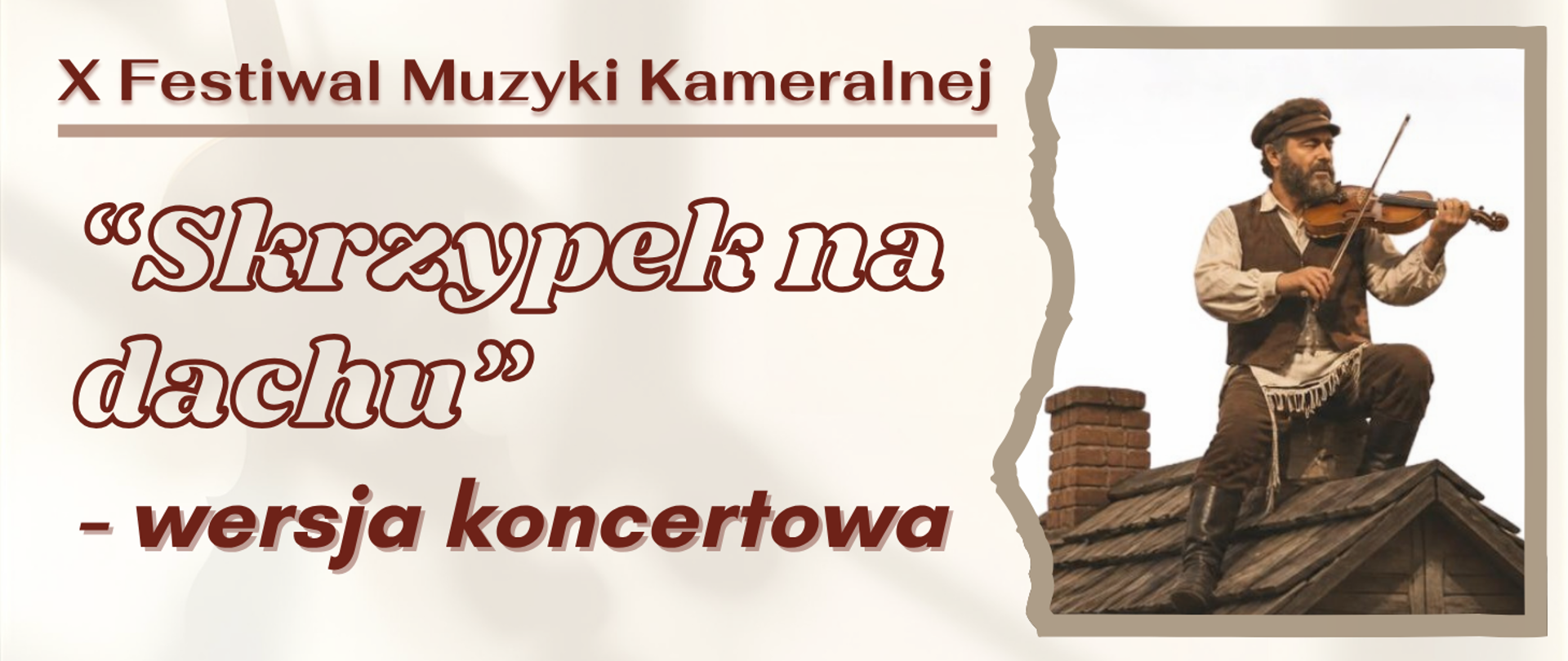 Na jasnym tle widnieje tytuł „X Festiwal Muzyki Kameralnej” oraz duży napis „Skrzypek na dachu” – wersja koncertowa. Po prawej stronie znajduje się stylizowana ilustracja skrzypka grającego na skrzypcach, siedzącego na dachu budynku. Dominują odcienie kremowe, brązowe i bordowe.