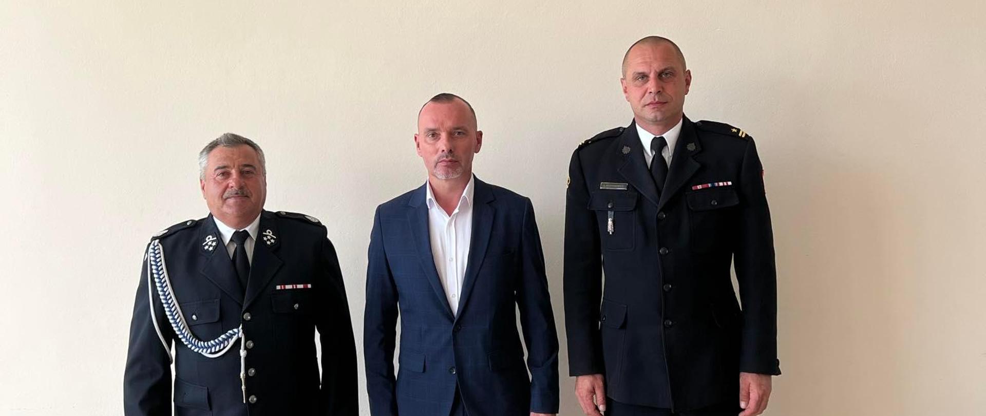 Prezes OSP Lasocin, Burmistrz Ożarowa oraz Komendant Powiatowy KP PSP Opatów 