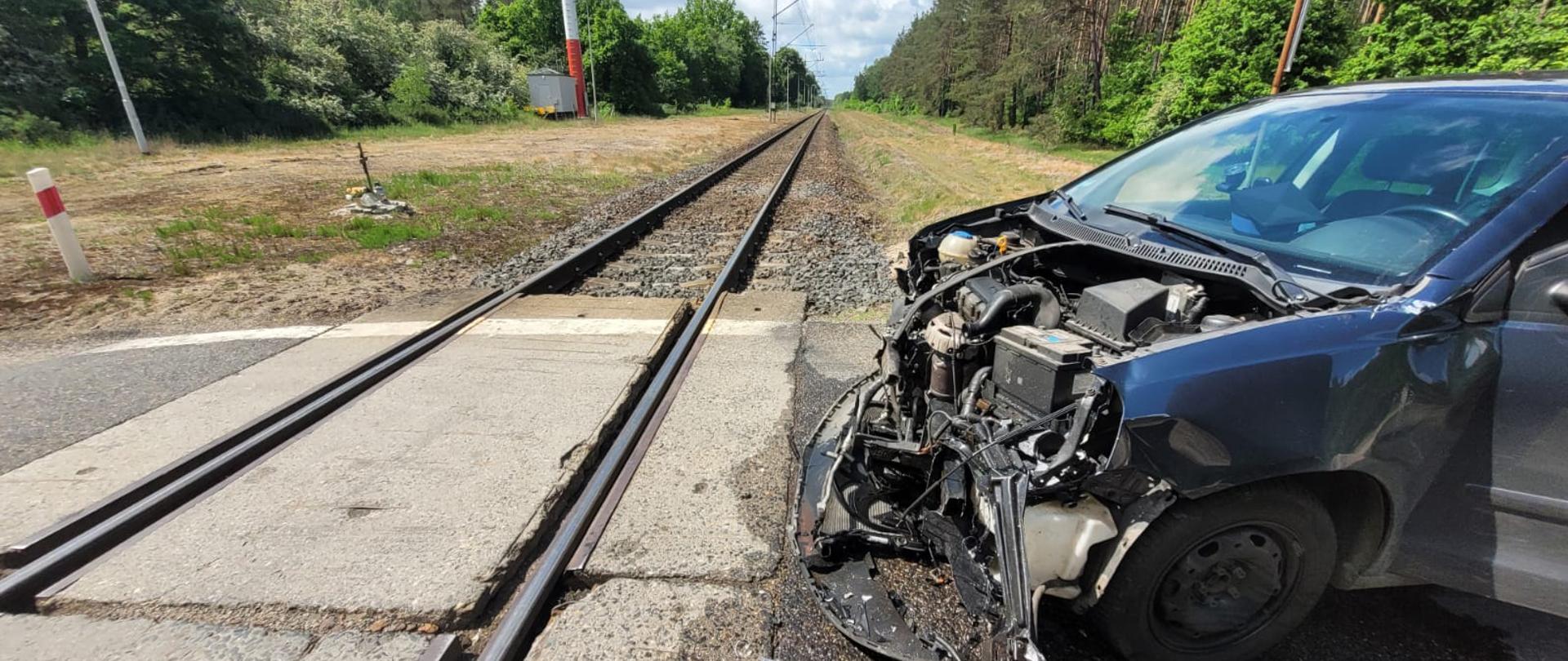 Zderzenie auta osobowego z pociągiem.