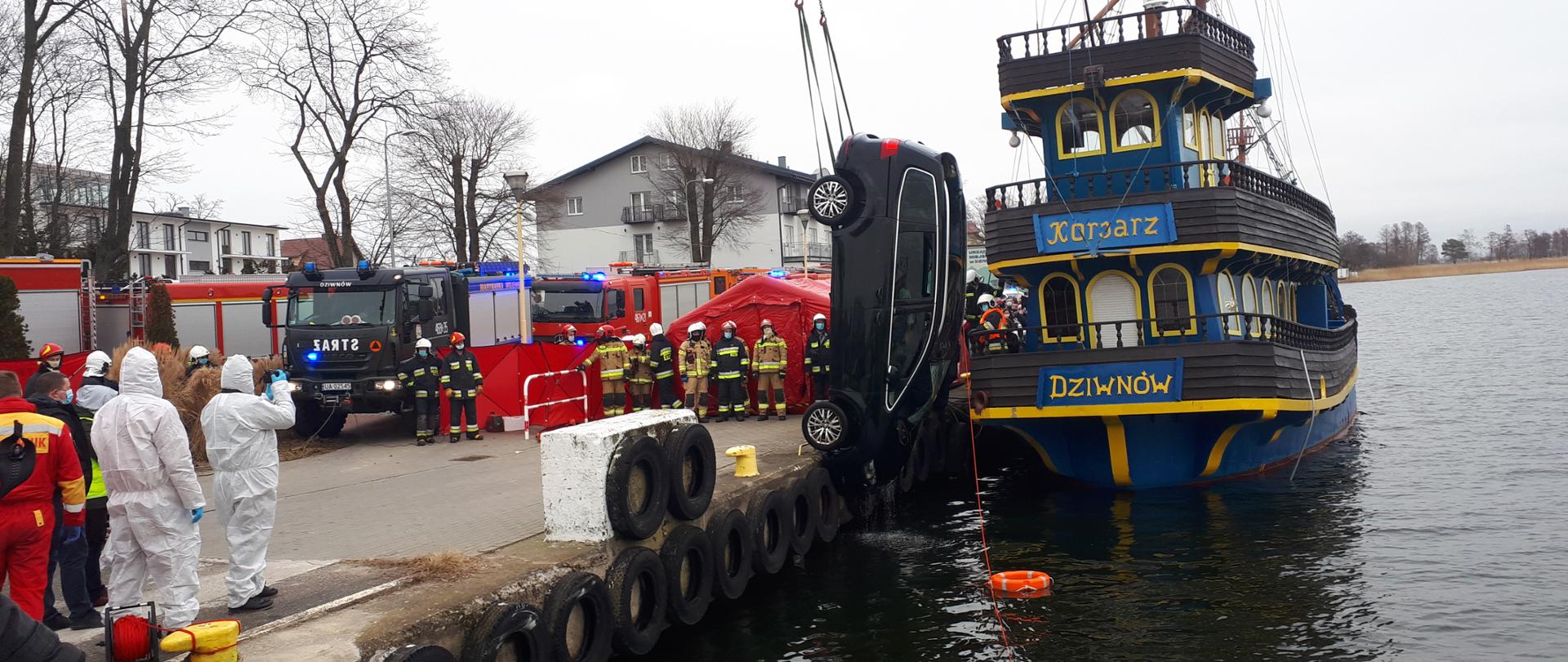 Akcja SGRWiN w m. Dziwnów. Wydobywanie pojazdu z kanału portowego.