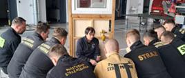 Na zdjęciu strażacy oraz instruktor podczas szkolenia z siłowego otwierania drzwi w JRG Dubiecko