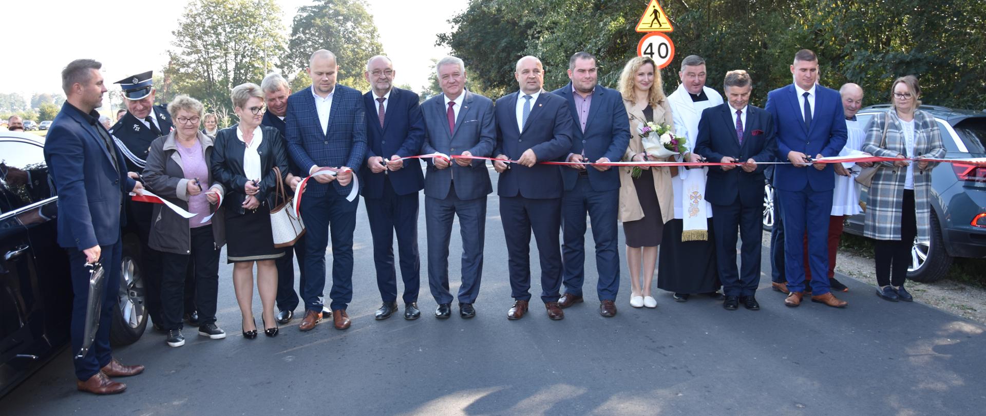 Na zdjęciu widać kobiety i mężczyzn