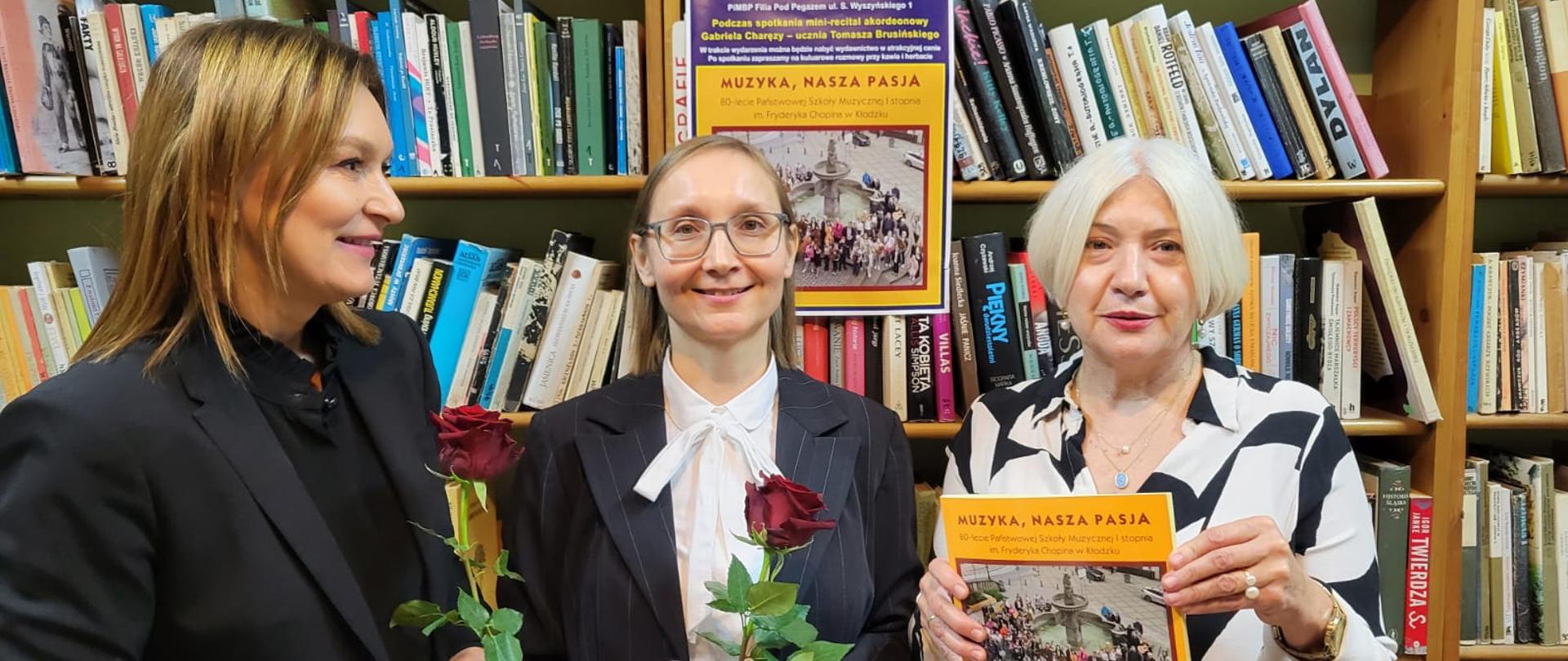 Galeria 11 zdjęć z promocji publikacji jubileuszowej z muzyczną oprawą, która odbyła się 04 listopada 2025 w PiMBP Filia Pod Pegazem, sympatycy szkoły spotkali się w bibliotece w celu poznania książki wydanej z okazji 80 lecia szkoły.