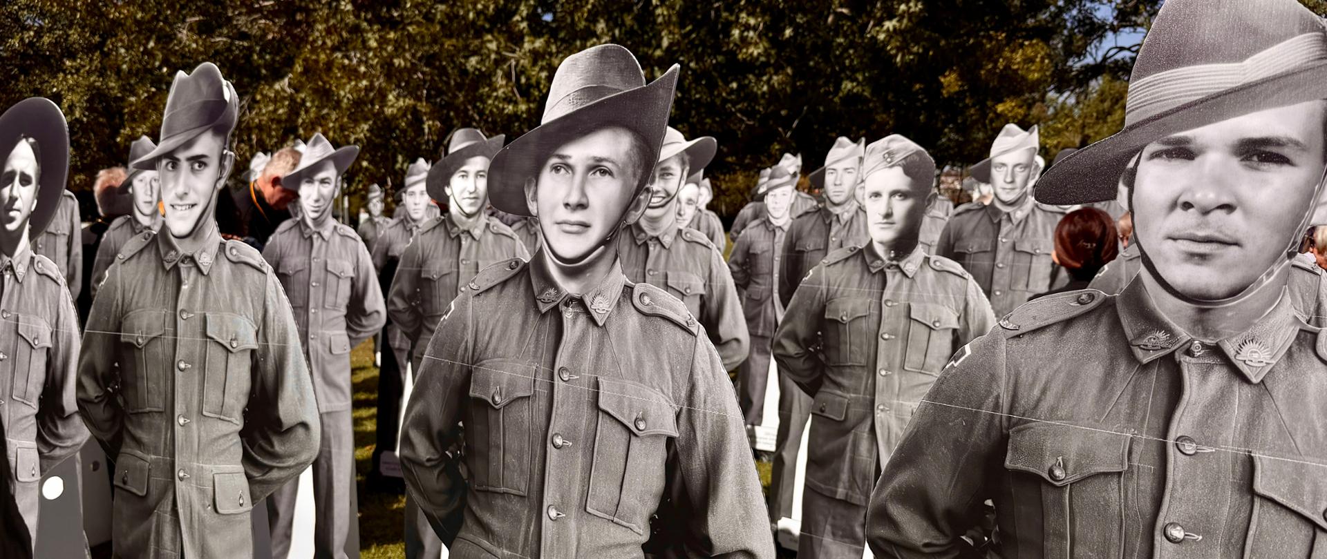 Ekspozycja zdjęć żołnierzy biorących udział w Obronie Tobruku.