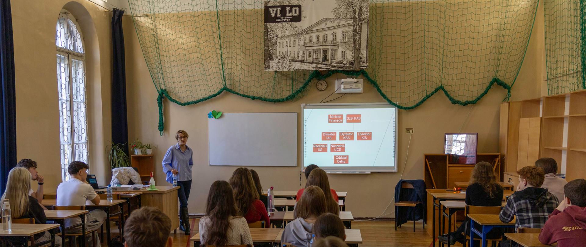 edukatorzy Akademii Podatkowej Podlaskiej KAS prowadzą lekcje młodzieży w VI LO