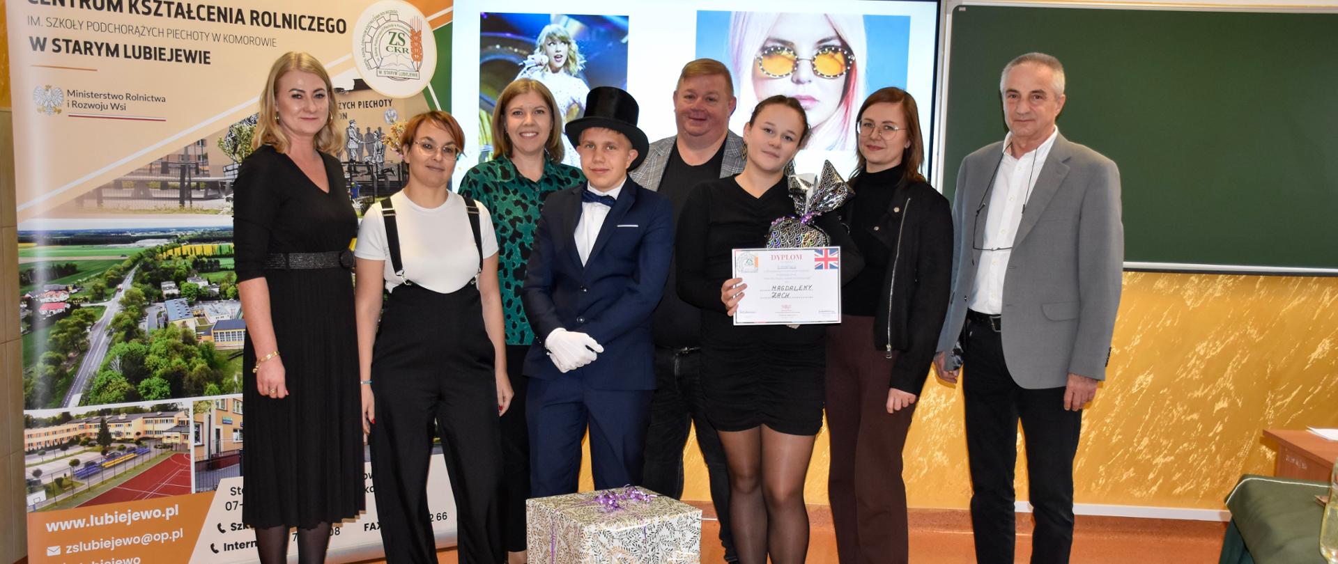 Laureaci konkursu z organizatorami i jury