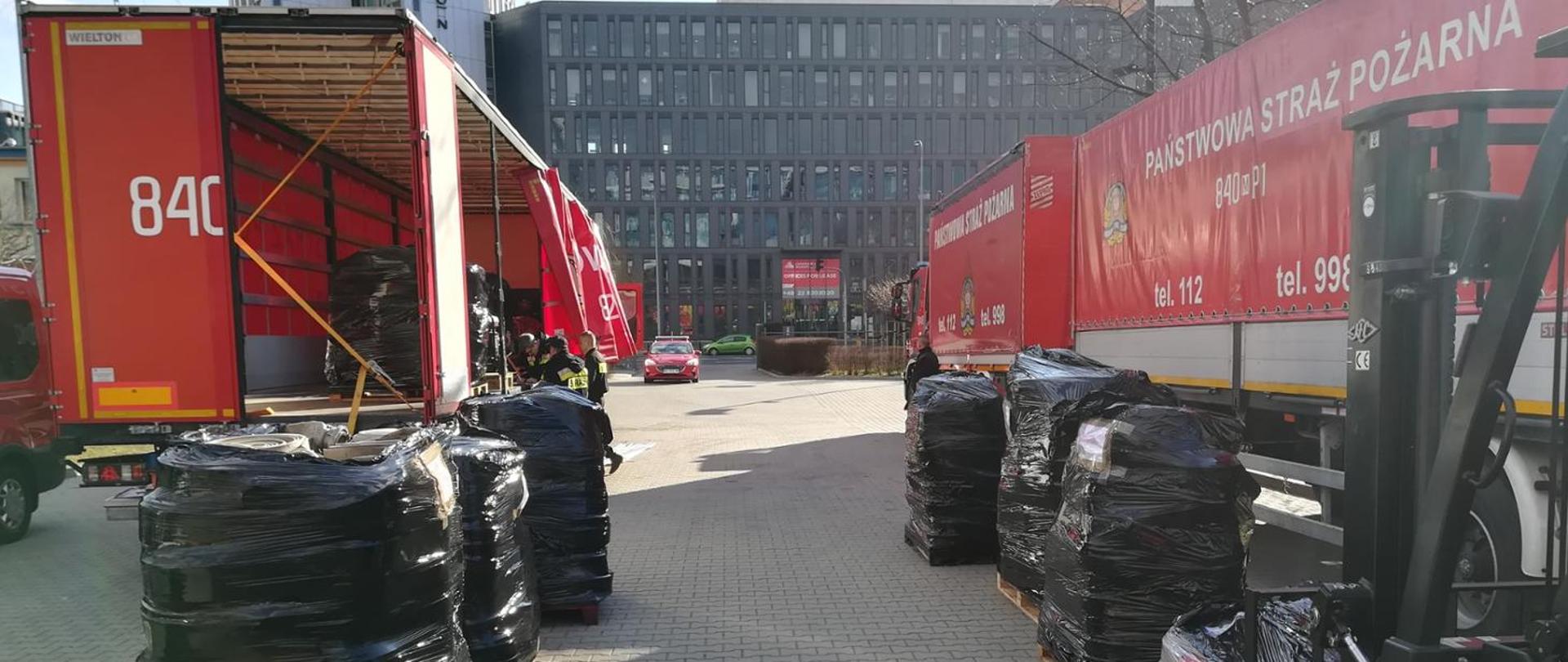 Zbiórka sprzętu pożarniczego dla strażaków z Ukrainy w Komendzie Wojewódzkiej PSP w Warszawie