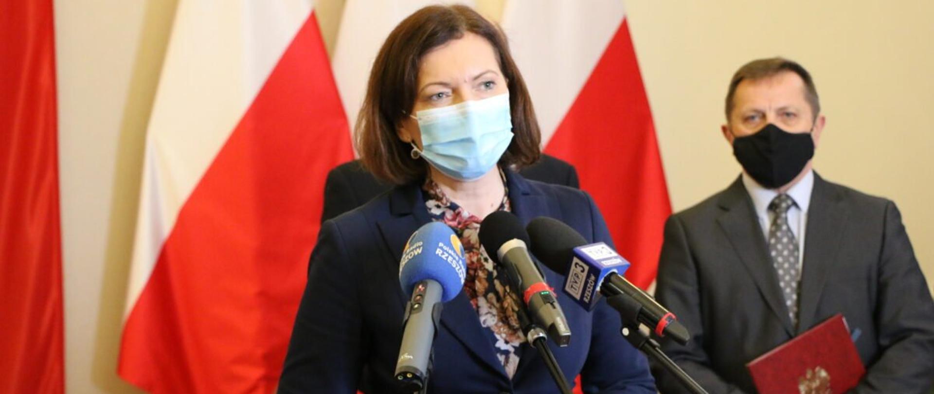 Wojewoda podkarpacki Ewa Leniart przemawia podczas konferencji prasowej dotyczącej podpisania umów na utworzenie centrów opiekuńczo-mieszkalnych. W tle wójt gminy Trzebownisko Lesław Kuźniar. 