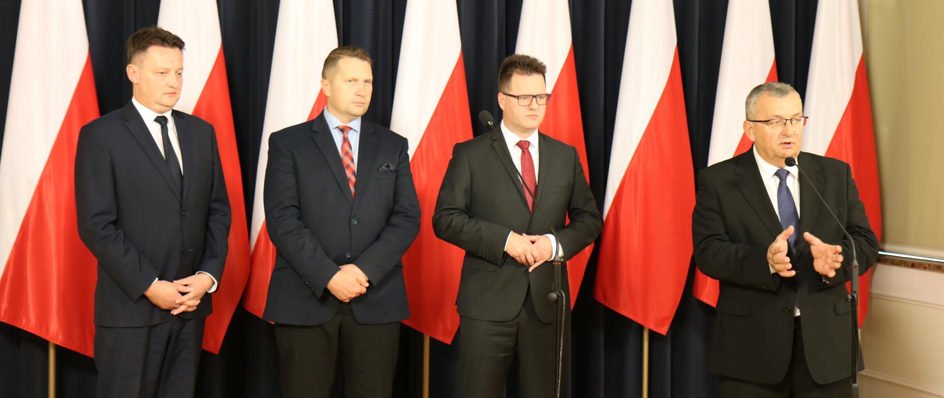 Minister Andrzej Adamczyk podczas briefingu w Ministerstwie Infrastruktury