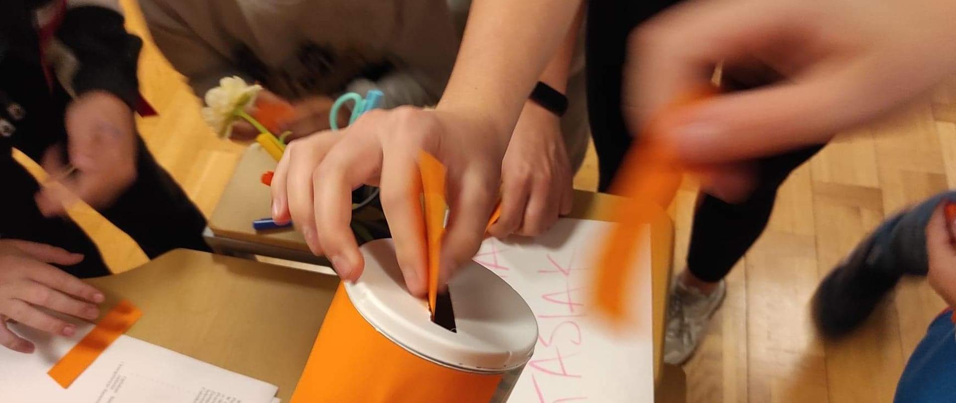 zbieranie karteczek z głosami