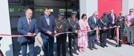 Na zdjęciu zaproszeni goście przecinający wstęgę podczas uroczystego otwarcia remizy dla ochotniczej straży pożarnej w Osiu