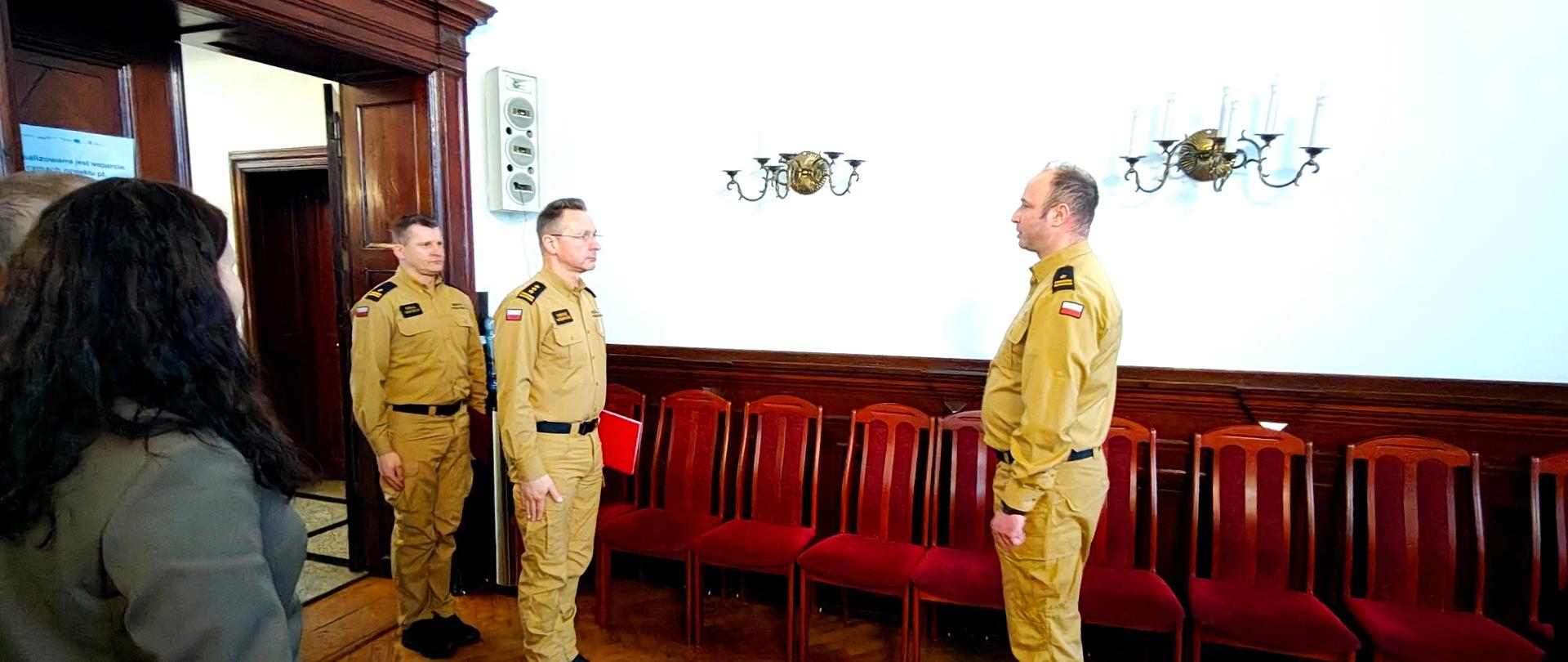 Zastępca Komendanta Powiatowego PSP w Czarnkowie składa meldunek Zastępcy Wielkopolskiego Komendanta PSP o rozpoczęciu odprawy.