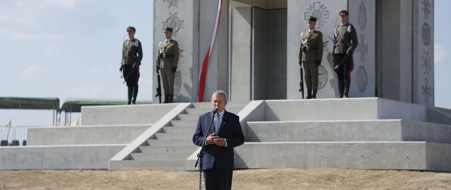 Bez pamięci nie przetrwamy – wicepremier Piotr Gliński wziął udział w obchodach 102. Rocznicy bitwy pod Komarowem, fot. Danuta Matloch