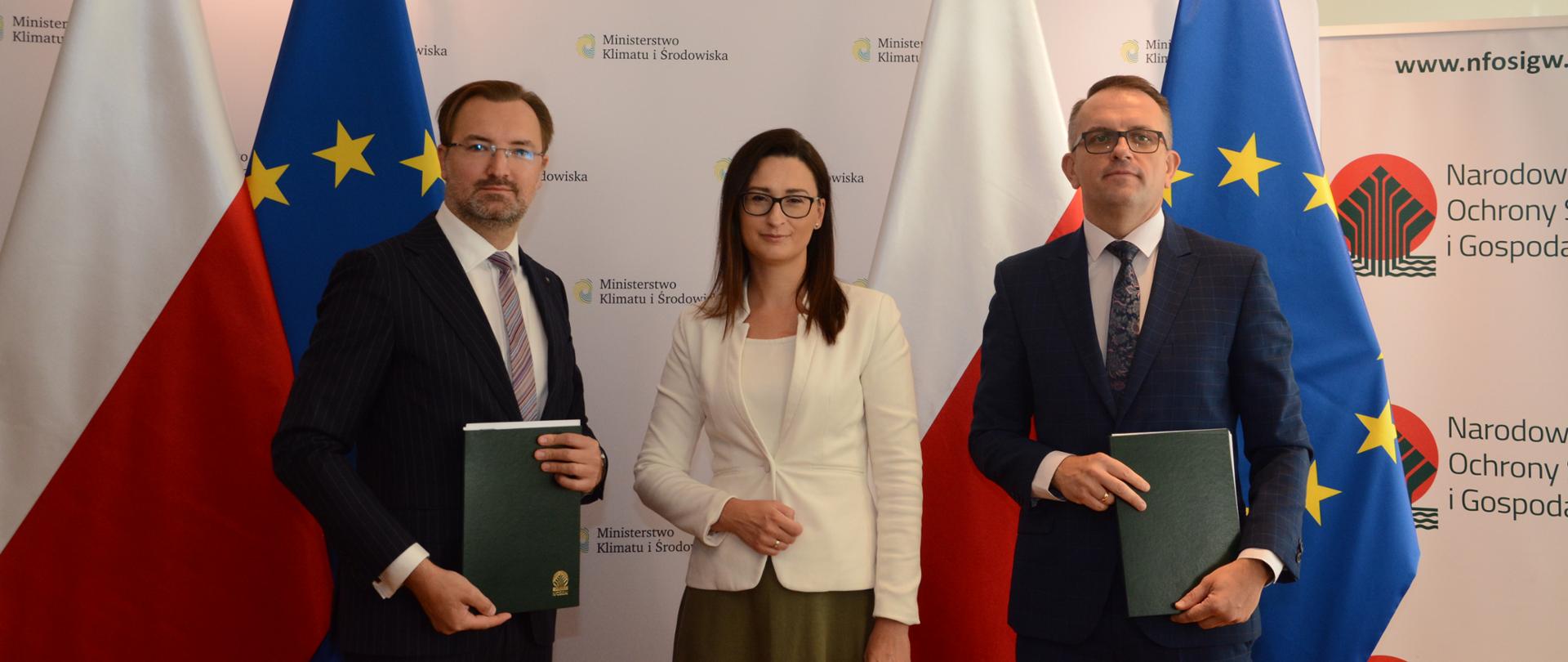 Podpisanie umowy ws. kategoryzacji obszarów chronionych. Wiceminister Małgorzata Golińska, Wiceprezes NFOŚiGW Sławomir Mazurek oraz Dyrektor Instytutu Ochrony Środowiska PIB Krystian Szczepański.