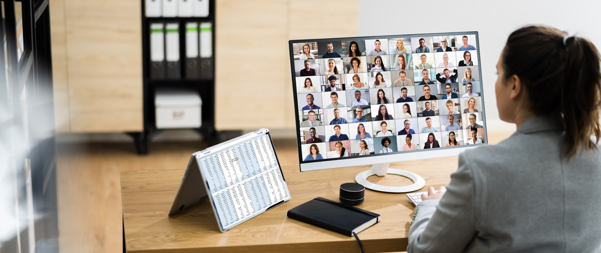 Grafika informująca o konsultacjach społecznych funduszy UE i programie wsparcia dla NGO.