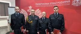 Na zdjęciu Komendant Powiatowy oraz strażacy którzy przeszli do służby stałej.