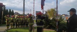Uroczyste podniesienie flagi przed budynkiem KP PSP w Żurominie