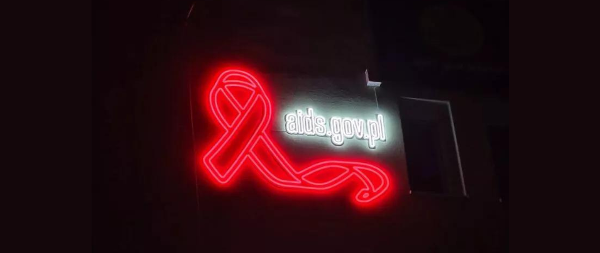 Na czarnym tle widnieje napis aids.gov.pl 