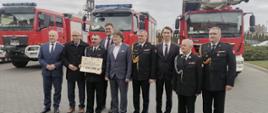 Na zdjęciu uczestnicy uroczystej zbiórki w trakcie wręczania promes na zakup pojazdów do OSP