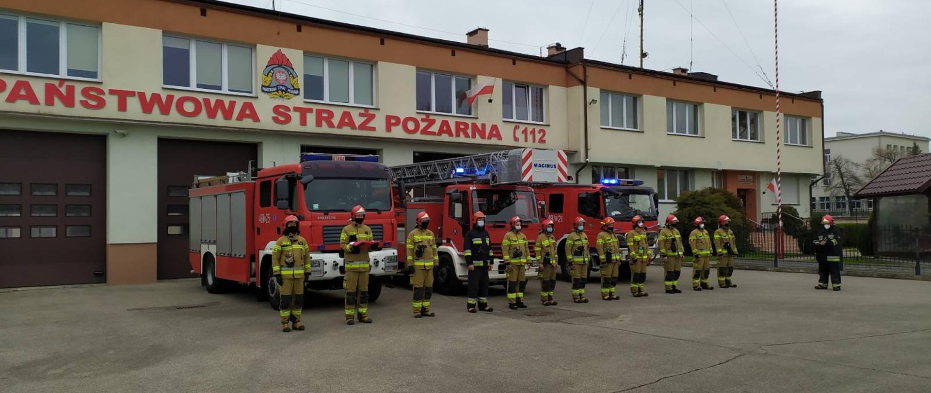 Fotografia przedstawia uroczyste przyjęcie służby z okazji Dnia Flagi Rzeczypospolitej Polskiej.