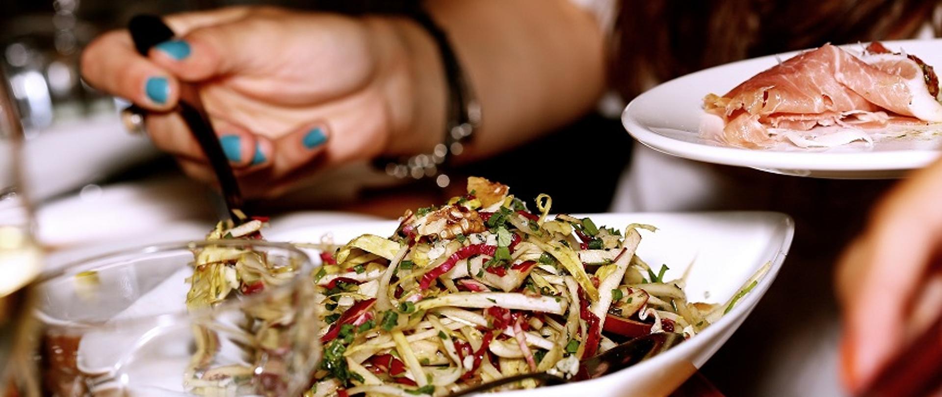 talerz z jedzeniem w restauracji