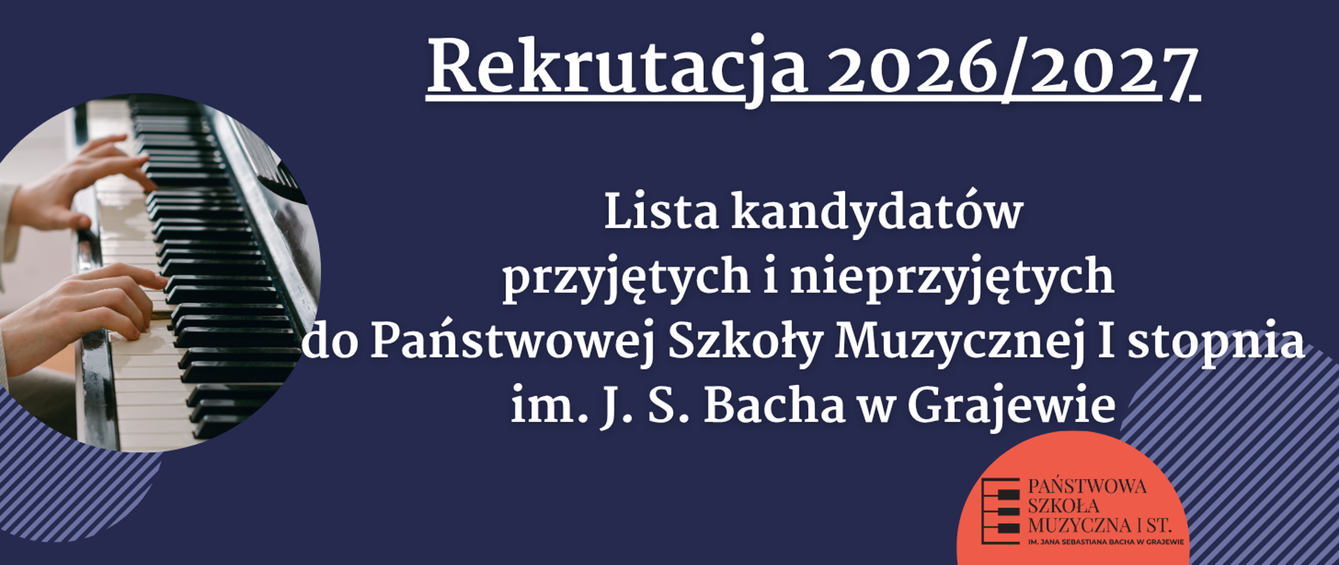 Grafika na ciemnoniebieskim tle z białymi napisami. Na górze podkreślony nagłówek: „Rekrutacja 2026/2027”. Poniżej tekst: „Lista kandydatów przyjętych i nieprzyjętych do Państwowej Szkoły Muzycznej I stopnia im. J. S. Bacha w Grajewie”. Po lewej stronie znajduje się okrągłe zdjęcie przedstawiające dłonie grające na pianinie. W prawym dolnym rogu widnieje pomarańczowe logo szkoły z grafiką klawiszy i pełną nazwą placówki.