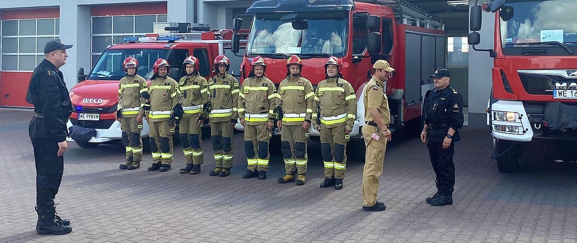 Składanie meldunku przed siedzibą JRG Przasnysz