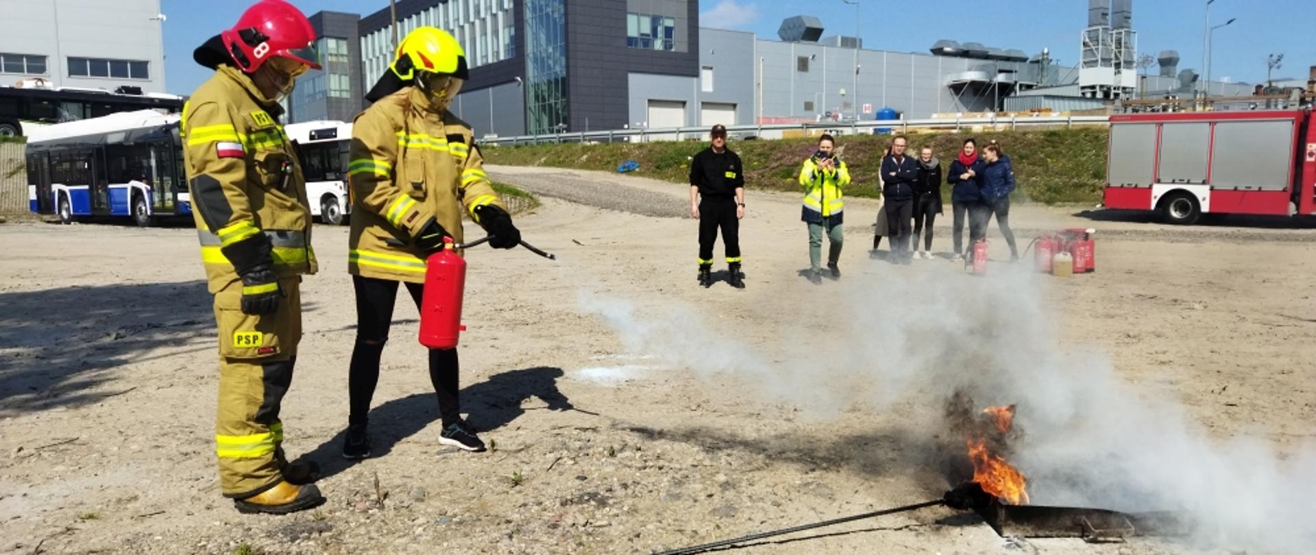 Gaszenie pożaru przy pomocy gaśnic proszkowych - Zakład Solaris