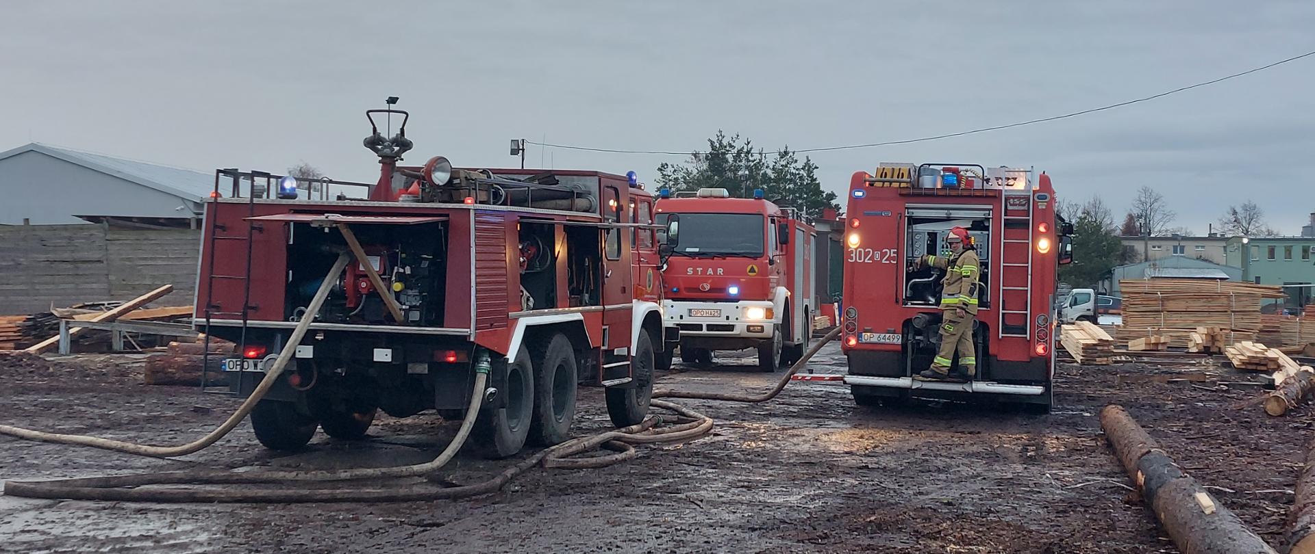 Wozy bojowe pompują do linii tłocznych wodę, która będzie podawana na pożar.