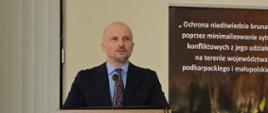 Wiceminister Mikołaj Dorożała podczas konferencji w siedzibie Regionalnej Dyrekcji Ochrony Środowiska w Rzeszowie inaugurującej projekt poświęcony ochronie niedźwiedzia brunatnego oraz ograniczaniu sytuacji konfliktowych między tym gatunkiem a ludźmi.