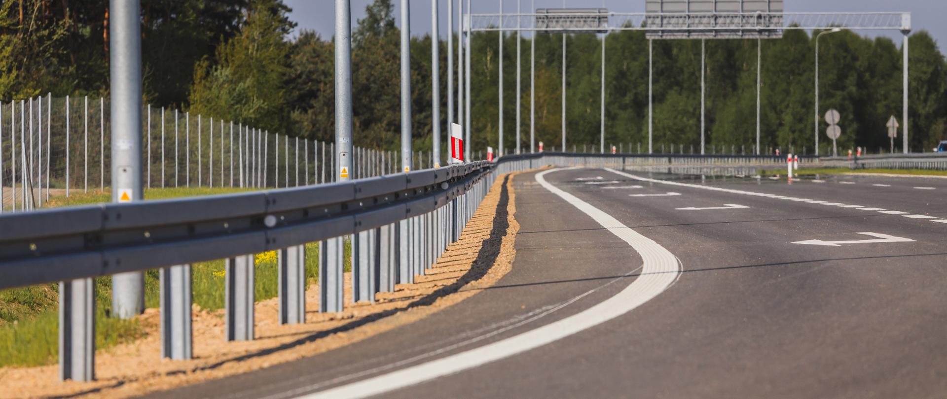 Zdjęcie przedstawia pas do skrętu na drodze ekspresowej S1