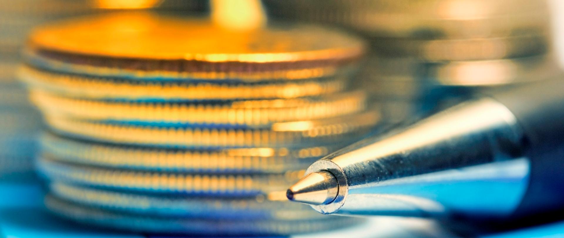 Stos monet i długopis