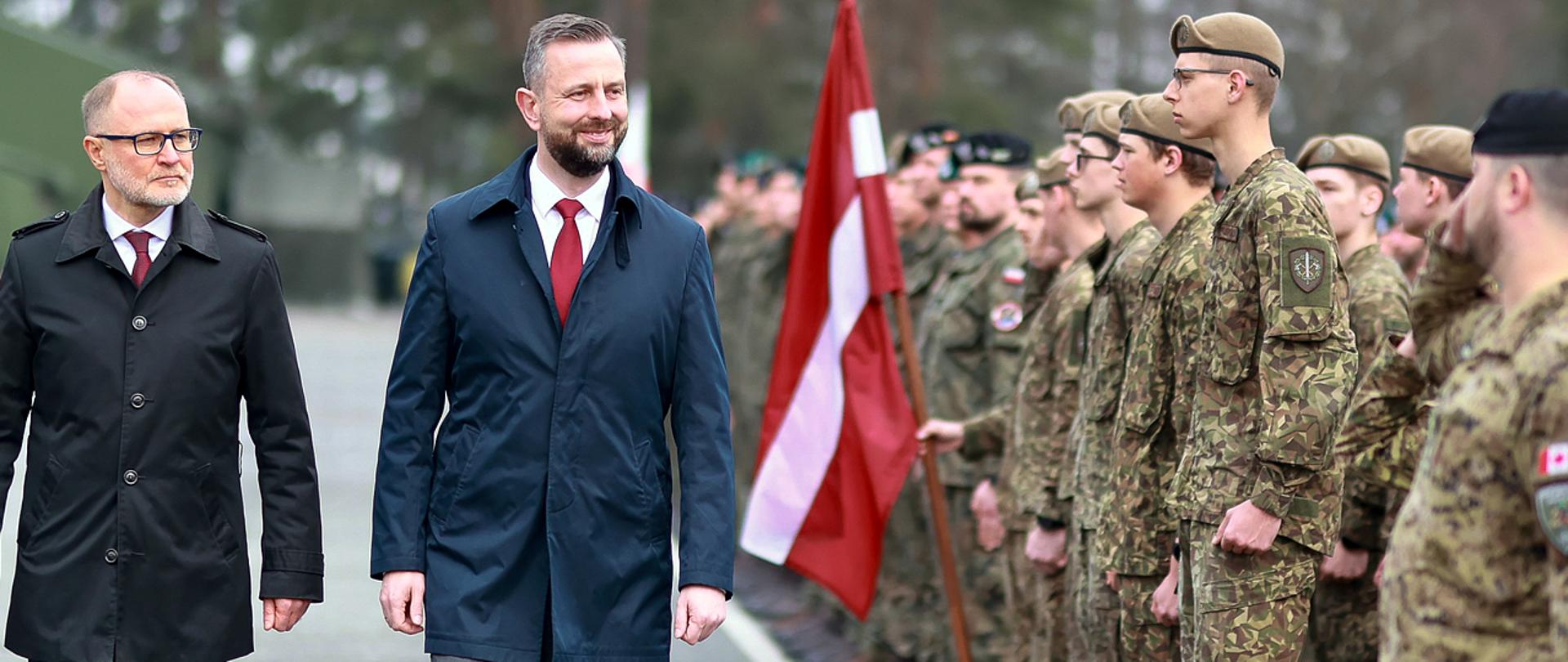 17 kwietnia 2025 r. Władysław Kosiniak – Kamysz wicepremier-minister obrony narodowej spotkał się z Andrisem Sprūdsem ministrem obrony Łotwy oraz odwiedził żołnierzy w Polskim Kontyngencie Wojskowym w bazie Ādaži na Łotwie. Fot. Krzysztof Niedziela/MON