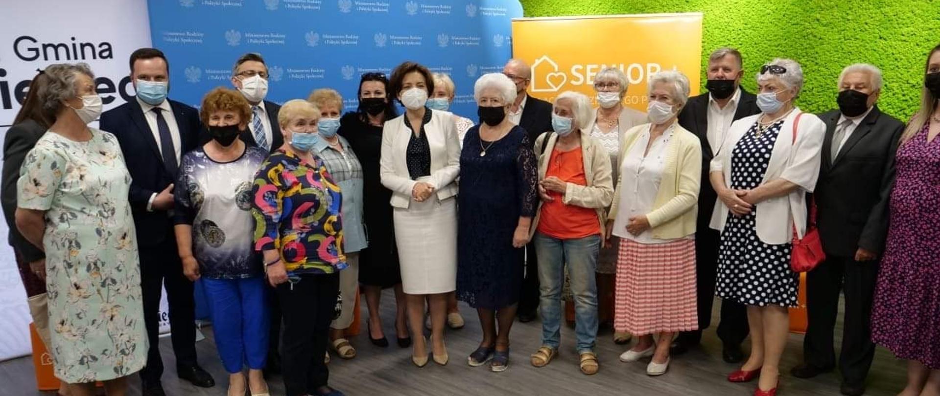 Zdjęcie grupowe seniorów. W środku minister Maląg.