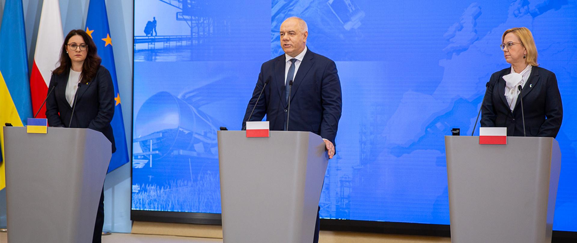 Przy mównicach stoją wicepremier Jacek Sasin, minister klimatu i środowiska Anna Moskwa i wiceprezes rady ministrów, minister gospodarki Ukrainy Yulia Svyrydenko. W tle ścianka.