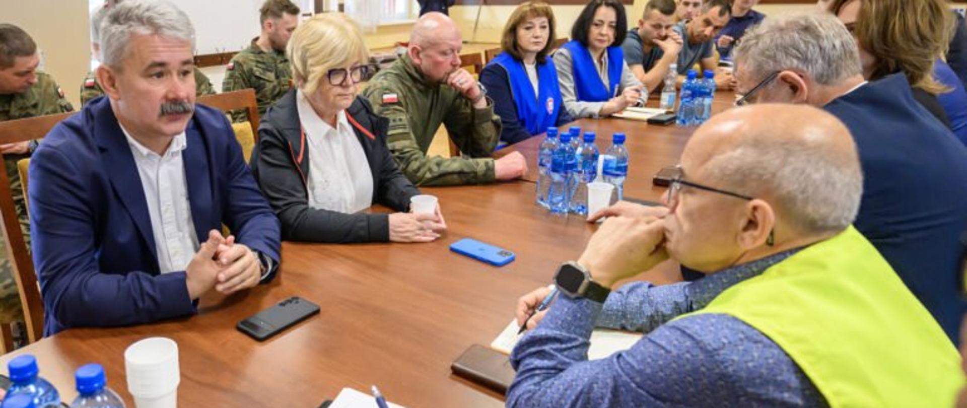 Zdjęcie przedstawia wojewodę podkarpackiego Teresę Kubas-Hul i innych uczestników posiedzenia zespołu zarządzania kryzysowego w Pawłosiowie