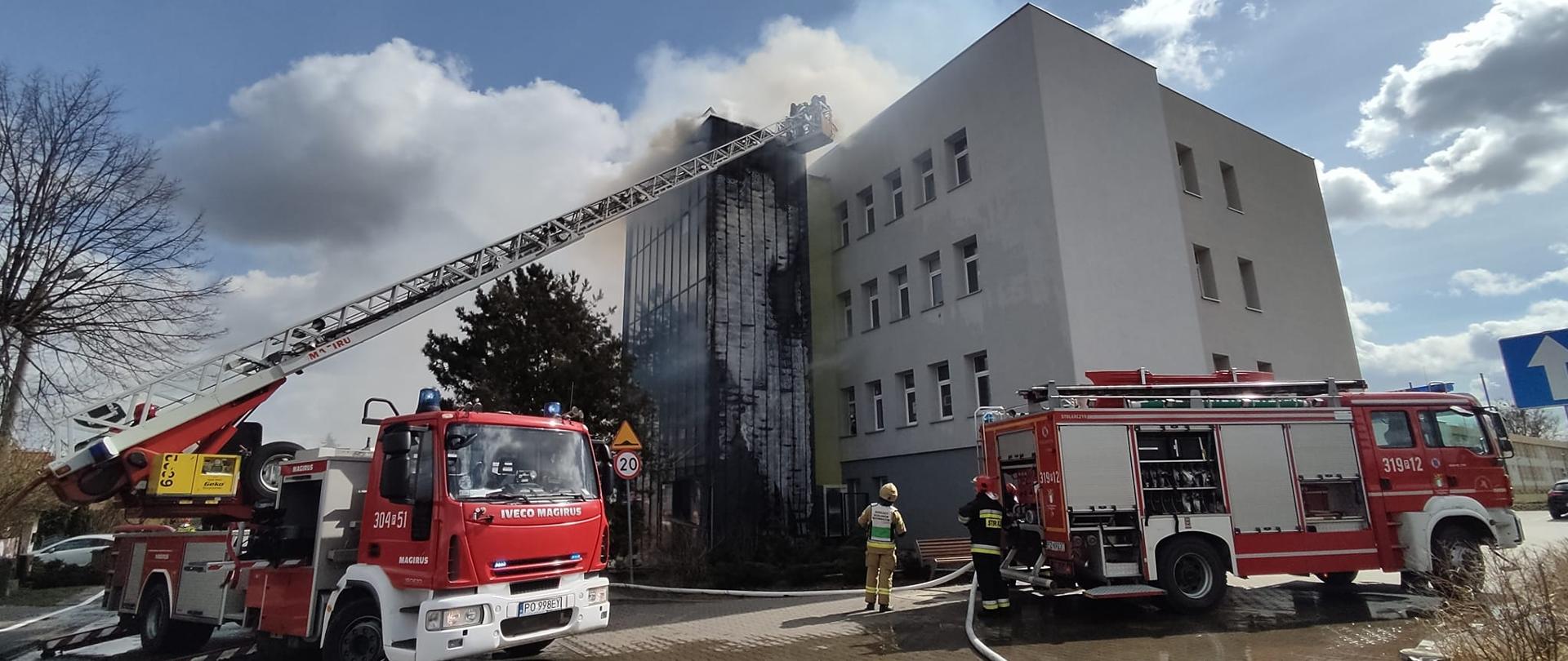 Pożar elewacji budynku