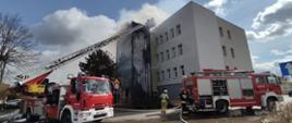 Pożar elewacji budynku