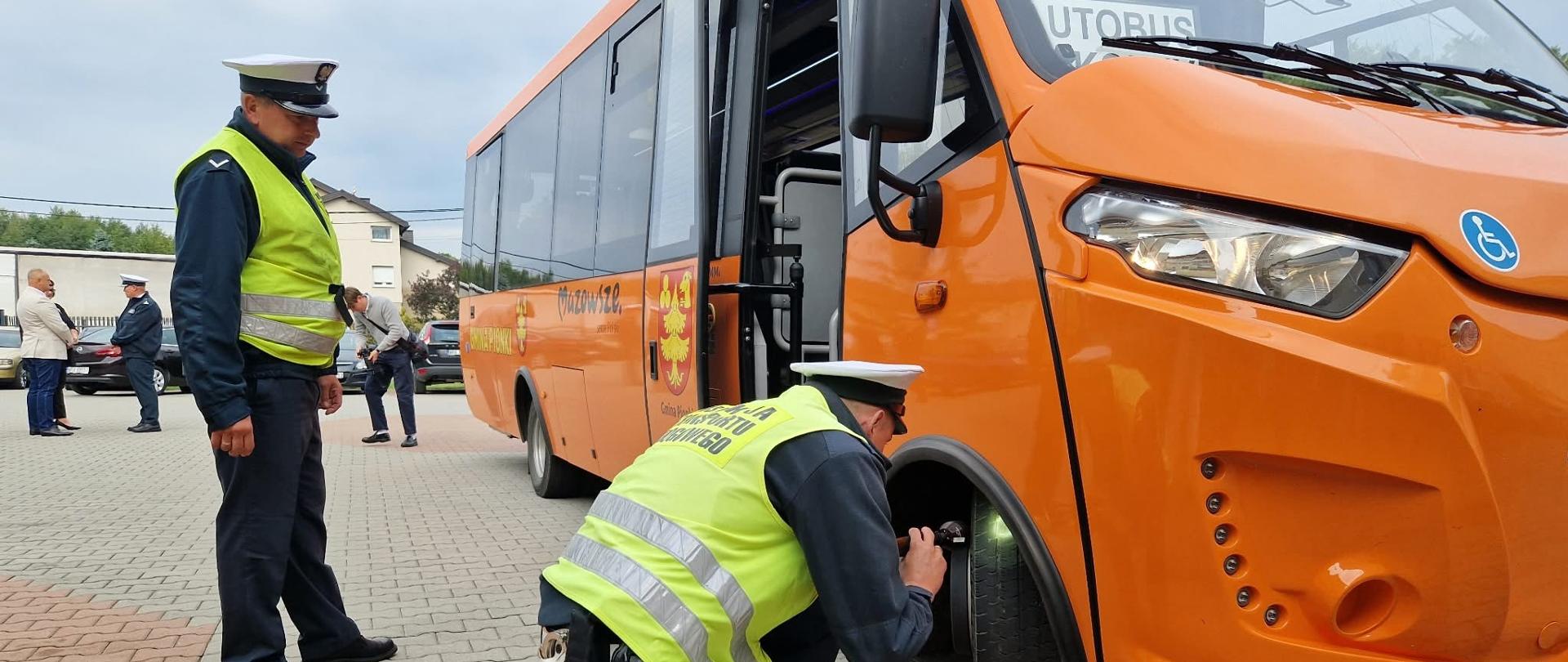 Kontrola autobusu szkolnego prowadzona przez funkcjonariuszy mazowieckiej Inspekcji Transportu Drogowego.