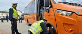 Kontrola autobusu szkolnego prowadzona przez funkcjonariuszy mazowieckiej Inspekcji Transportu Drogowego.