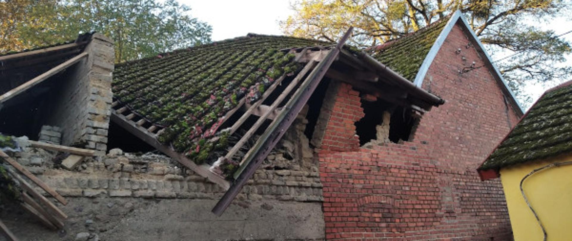 Uszkodzony budynek gospodarczy