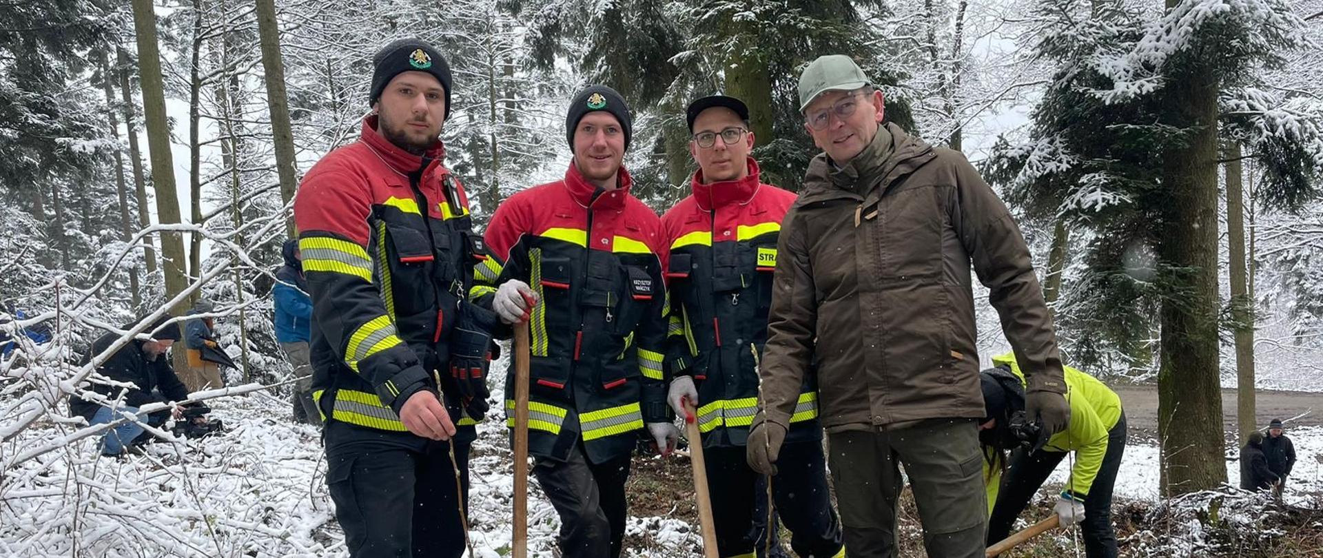Wiceminister Edward Siarka podczas sadzenia Lasu Pamięci Jana Pawła II na terenie Nadleśnictwa Stary Sącz