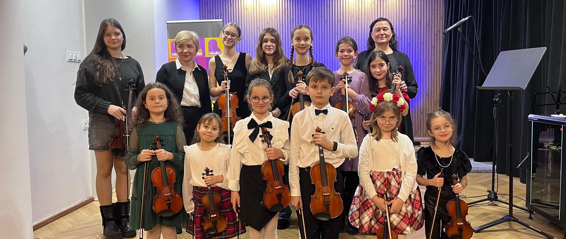 Galeria 17 zdjęć z Popisu uczniów klasy skrzypiec p. Krystyny Ślęzak - 01.12.2025 - uczniowie grają na instrumentach
