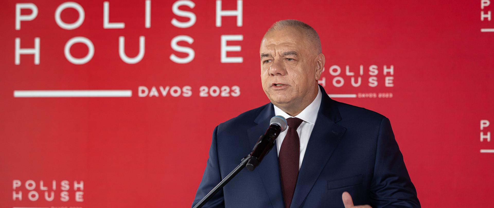 Wicepremier Jacek Sasin podczas otwarcia domu Polskiego