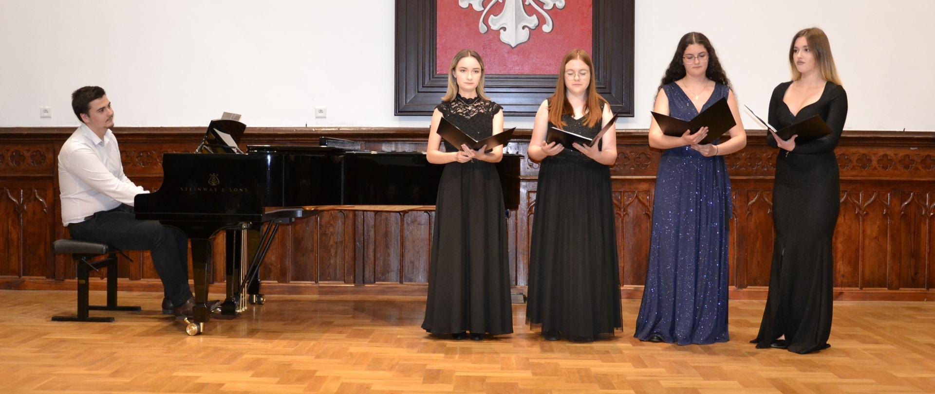 uczennice wydziału wokalnego na scenie w Sali Królewskiej PSM w Mielcu w towarzystwie Szymona maziarza na fortepianie