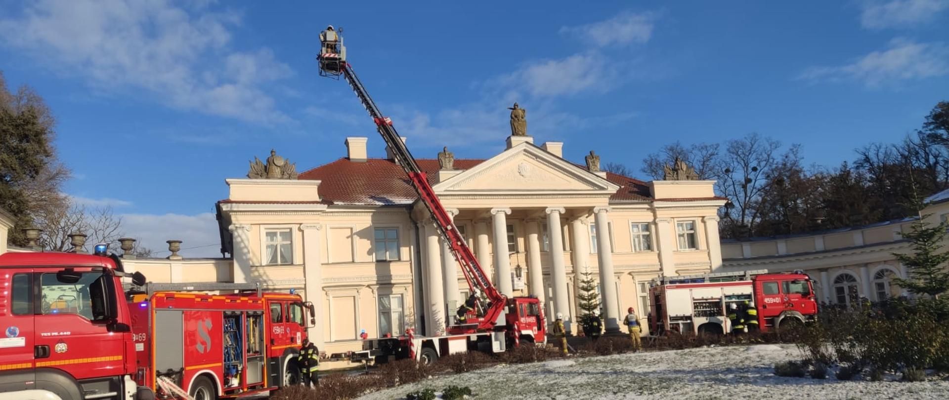 Strażacy podają wodę na budynek muzeum