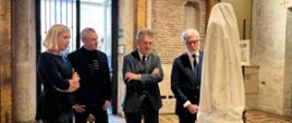 Wystawa rzeźb Szymona Ołtarzewskiego we włoskim parlamencie. Zdjęcie przedstawia rzeźbiarza stojącego obok kurator wystawy, ambasadora Ryszarda Schnepfa oraz przewodniczącego Komisji ds. kultury włoskiego parlamentu Vincenzo Mollicone