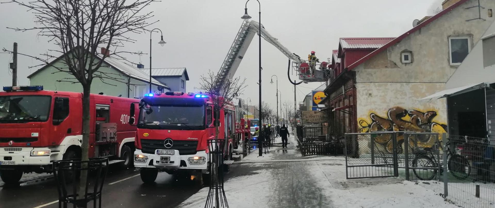 Na zdjęciu widoczni strażacy podczas prowadzonych działań gaśniczych.
