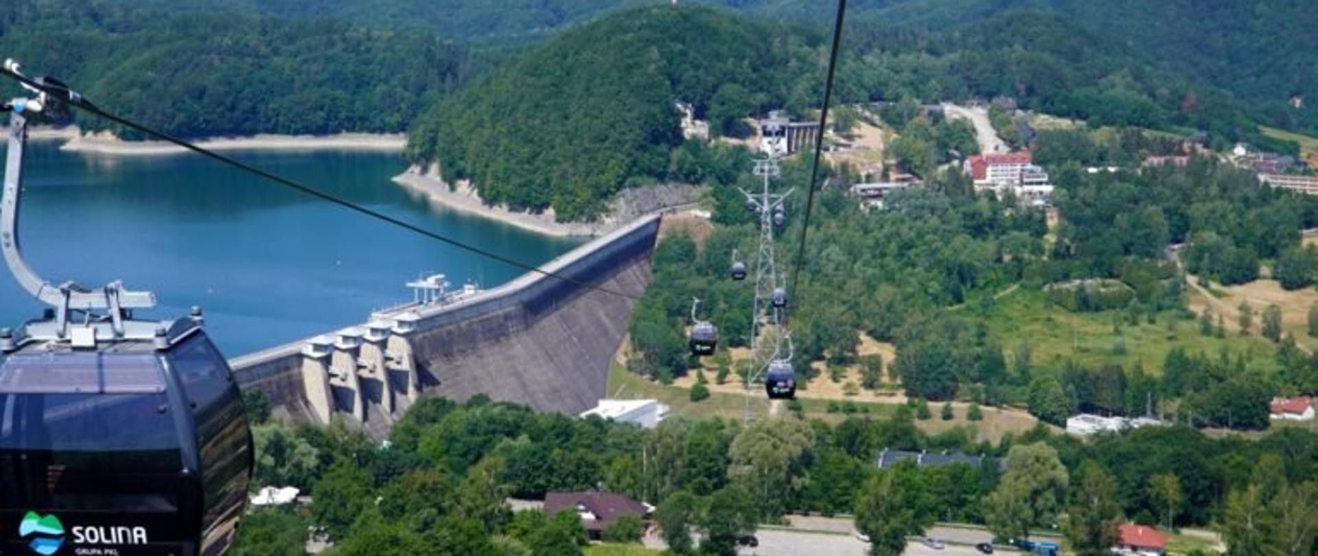 Trasa kolejki gondolowej w Solinie; w tle widok na wzgórza i Jezioro Solińskie